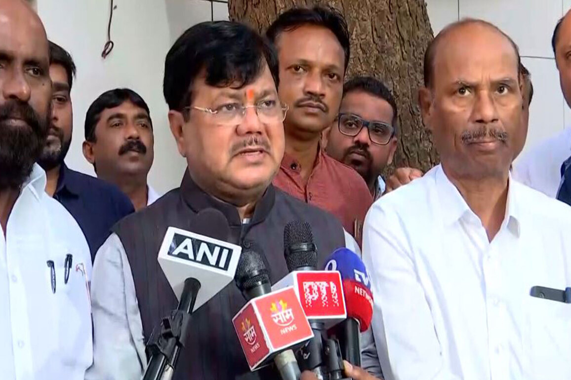 "Ramdas Athawale is not upset; he is with Mahayuti alliance": BJP's Pravin Darekar ahead of BMC polls