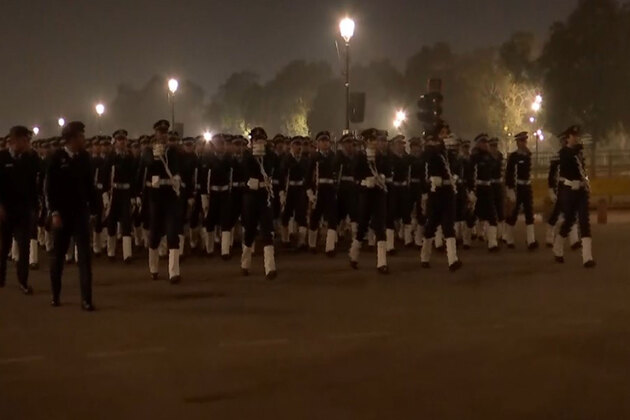 Smog, dense fog grip Delhi as AQI slips to 'very poor'; Republic Day rehearsals continue
