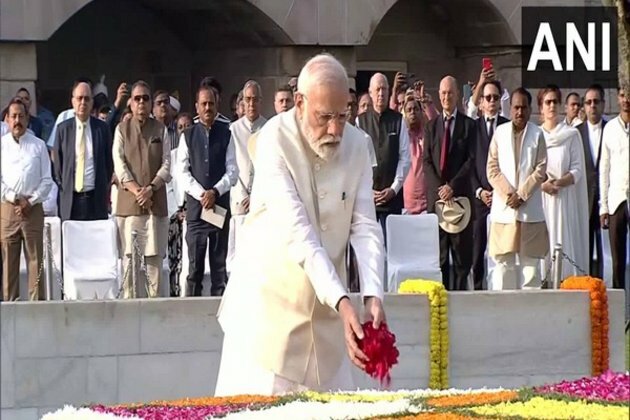 PM Modi pays tribute to Mahatma Gandhi at Rajghat
