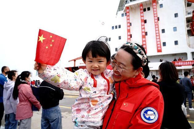 Chinese polar icebreaker returns home after fruitful Antarctic research outcomes