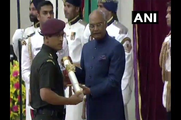 Lt Col Dhoni to train with Parachute regiment for two months
