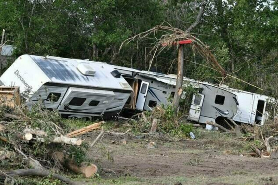 Vikings, Chiefs owners donating to Texas flood recovery efforts