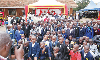 Abayizi abaamalirizza emisomo n'omusumba Odama mu kifaananyi Abayizi abaamalirizza emisomo n'omusumba Odama mu kifaananyi