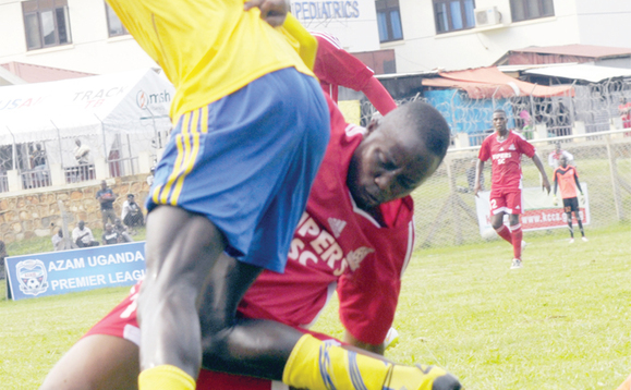 Joseph Ochaya owa KCCA (ku kkono) ng’alwanira omupiira ne Mike Mutyaba owa Vipers. Joseph Ochaya owa KCCA (ku kkono) ng’alwanira omupiira ne Mike Mutyaba owa Vipers.