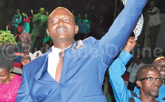 Paasita Bugingo ate ku ddyo kye kizimbe okuli leediyo ne ttivvi ye eya Salt FM ne Salt TV. Paasita Bugingo ate ku ddyo kye kizimbe okuli leediyo ne ttivvi ye eya Salt FM ne Salt TV.