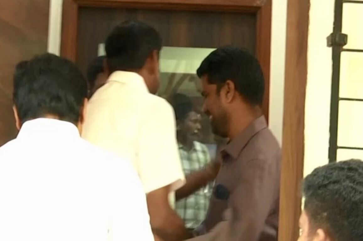 Discussions underway between EPS-led faction leaders amid reunion speculations