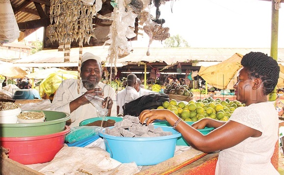 Kintu (ku kkono) ng’aguza kasitoma ebbumba ku mudaala gwe mu katale k’e Nabuti. Kintu (ku kkono) ng’aguza kasitoma ebbumba ku mudaala gwe mu katale k’e Nabuti.