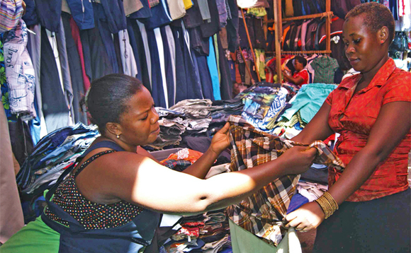 Om ukyala mu katale ka Park yard ng’ayamba kasitoma okukebera olugoye. Om ukyala mu katale ka Park yard ng’ayamba kasitoma okukebera olugoye.