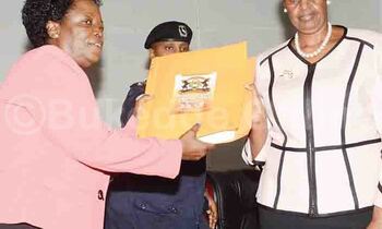 Ssentebe wa UNEB Polof. Mary Okwakol ng'akwasa Minisita w'Ebyenjigiriza Janet Museveni. Ssentebe wa UNEB Polof. Mary Okwakol ng'akwasa Minisita w'Ebyenjigiriza Janet Museveni.
