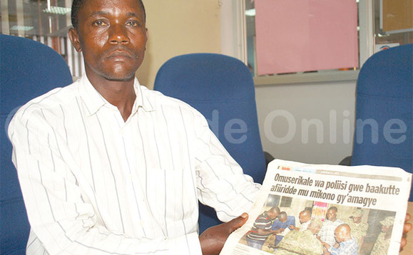 Kezekia Kayabula ng’alaga amawulire agaafulumira mu Bukedde ku kufa kwa mutabani we Mbirire (mu katono waggulu). Kezekia Kayabula ng’alaga amawulire agaafulumira mu Bukedde ku kufa kwa mutabani we Mbirire (mu katono waggulu).