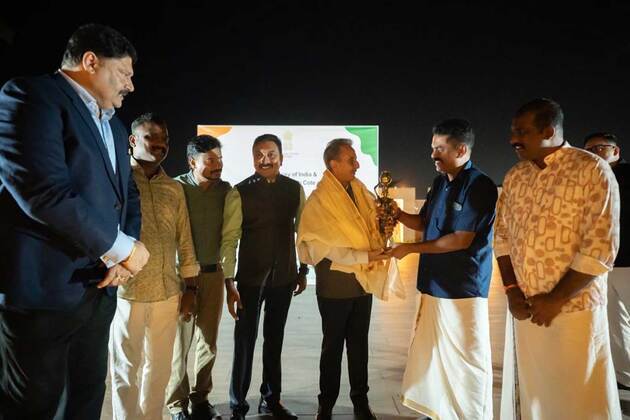 MoS External Affairs Kirti Vardhan interacts with Indian community in Cote d'Ivoire