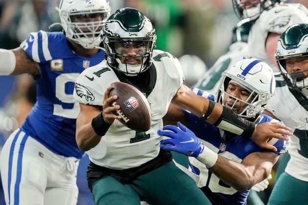 Desperate Packers take shot at suddenly mortal Eagles