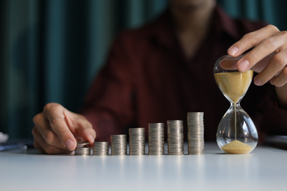 From accumulation to decumulation: 