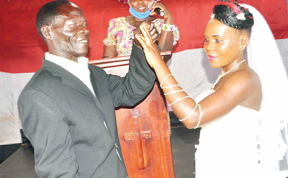 Bamukasa nga bakuba ebirayiro byabwe. Emabega ye musumba Sarah Mwesigwa eyabagasse. Bamukasa nga bakuba ebirayiro byabwe. Emabega ye musumba Sarah Mwesigwa eyabagasse.