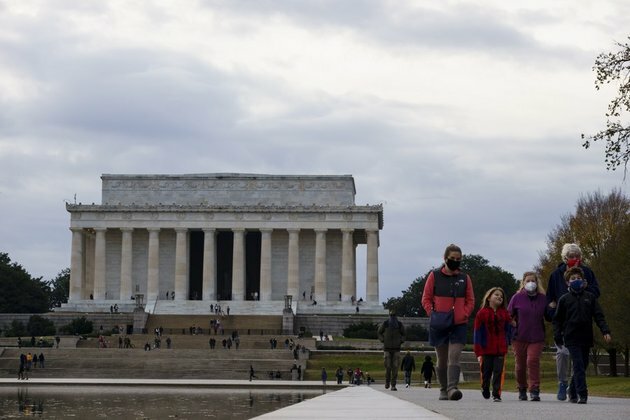 Record-high 90,000 Americans hospitalized with COVID-19 amid Thanksgiving