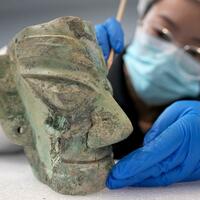 Young Chinese take up cultural relic restoration