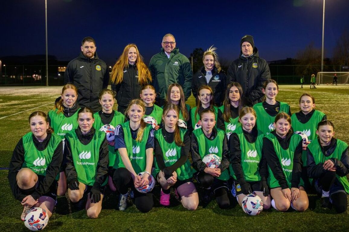 Hibernian FC - Notley &amp; Boyle Visit Dunbar United Girls With Scottish Power