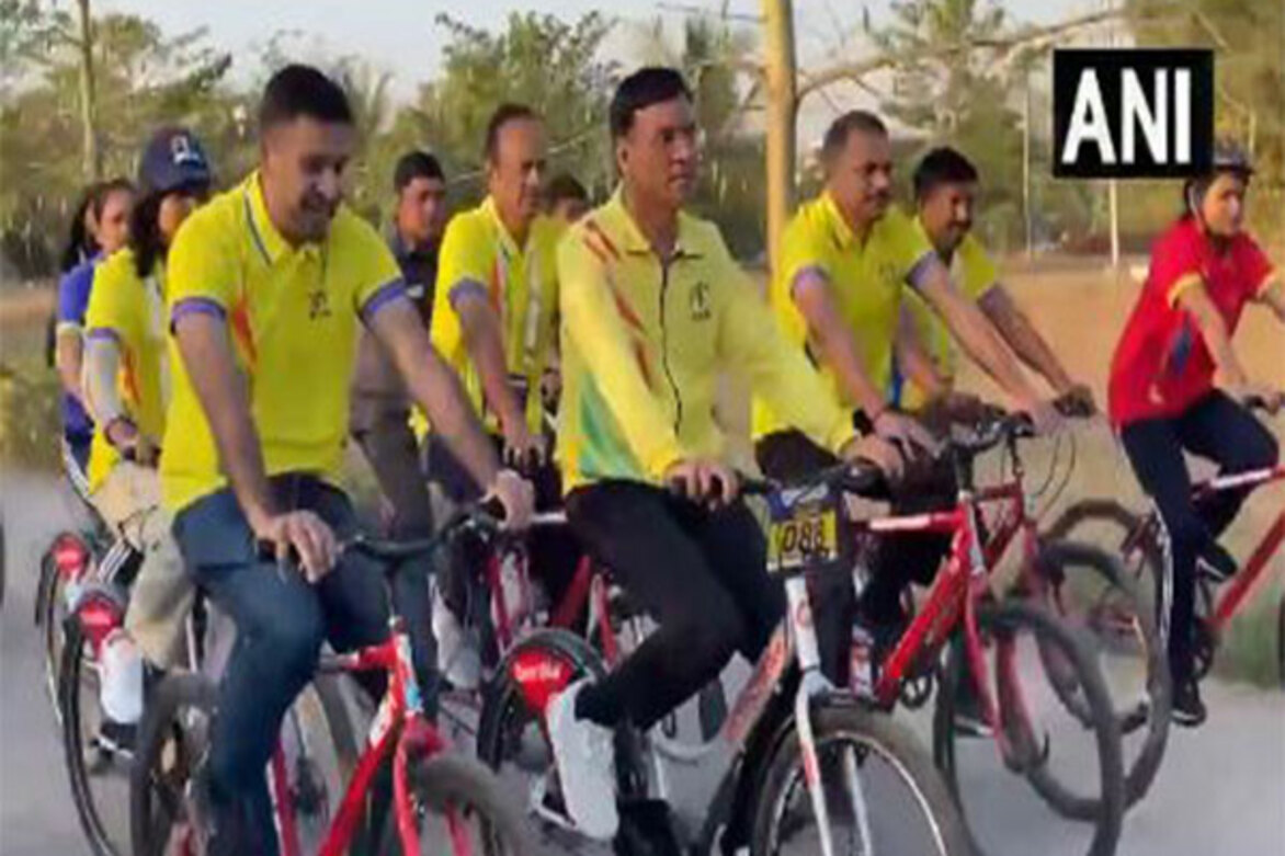 Union Minister Mansukh Mandaviya participates in 'Fit India Cycling' event