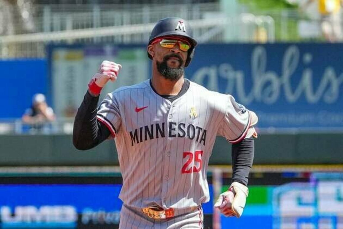 Twins CF Byron Buxton (knee) leaves game vs. Royals