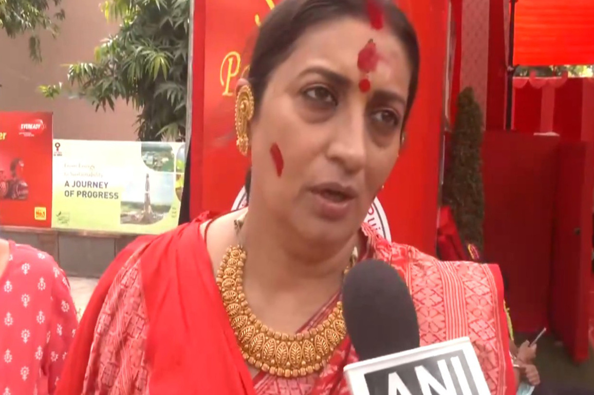 BJP leader Smriti Irani extends Dussehra greetings, joins others in 'Dhunuchi Naach' at Pandara Road Durga Puja pandal