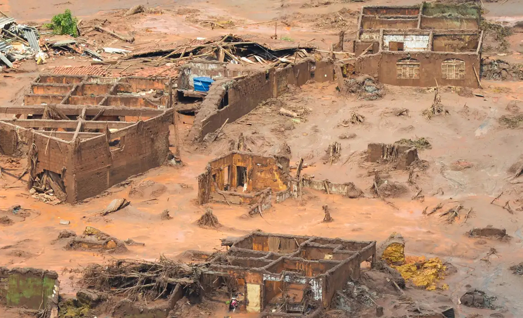 Destruição causada pelo rompimento da barragem de Fundão da Samarco em Mariana