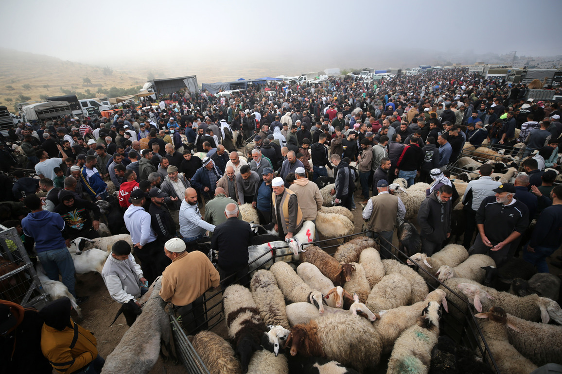 MIDEAST-WEST BANK-HEBRON-EID AL-ADHA-LIVESTOCK MARKET