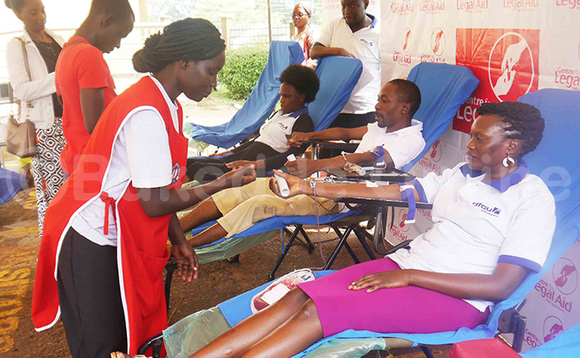 Jeniffer Draleru omusawo mu kitongole ekikuŋŋaanya omusaayi mu ggwanga ekya Uganda Blood Transfusion Sevices ng'aggya omusaayi ku Isaac Ssemakadde, akulira ekitongole kya Center for Legal Aid. Jeniffer Draleru omusawo mu kitongole ekikuŋŋaanya omusaayi mu ggwanga ekya Uganda Blood Transfusion Sevices ng'aggya omusaayi ku Isaac Ssemakadde, akulira ekitongole kya Center for Legal Aid.