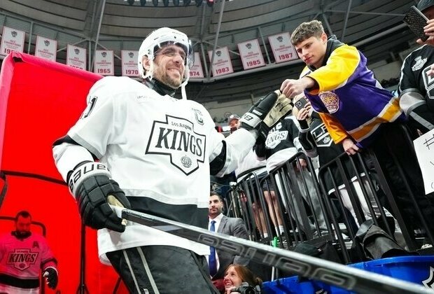 Kings out to halt skid, end trip with win vs. Blackhawks