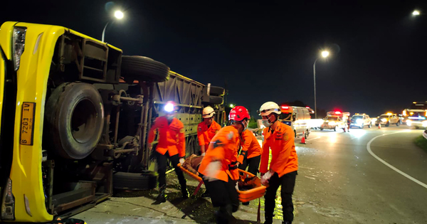 (SpotNews)INDONESIA-SEMARANG-BUS CRASH-CASUALTY