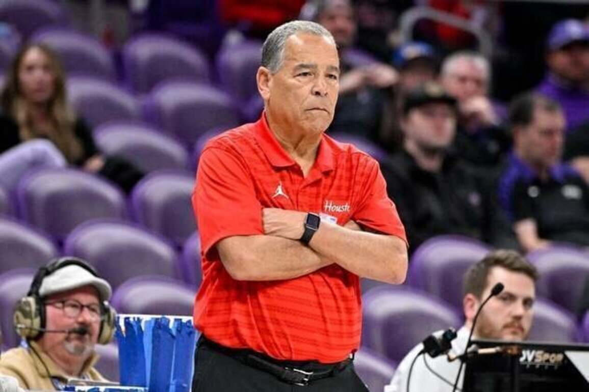 No. 10 Houston forces 19 turnovers in win over Cincinnati