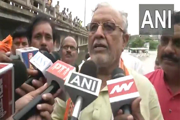UP Minister Suresh Khanna visits flood-affected areas in Varanasi
