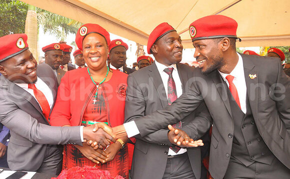 Aba People Power mu nkoofiira zaabwe. Aba People Power mu nkoofiira zaabwe.