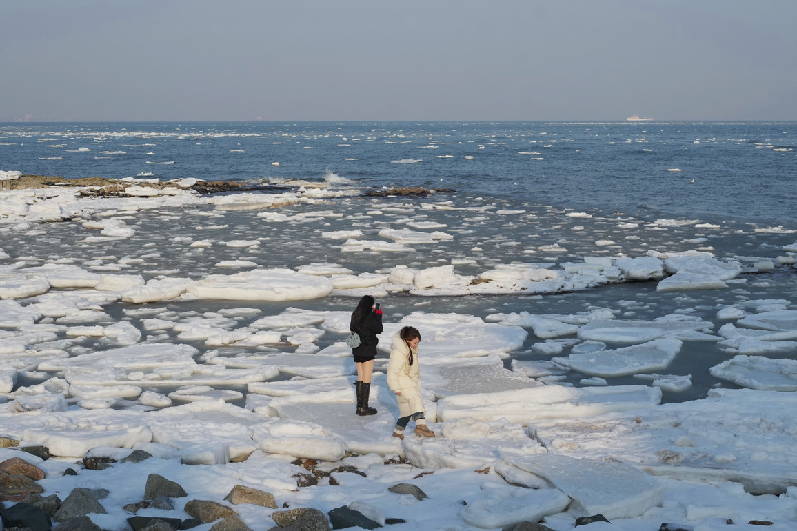 CHINA-HEBEI-QINHUANGDAO-SEA ICE-TOURISM (CN)