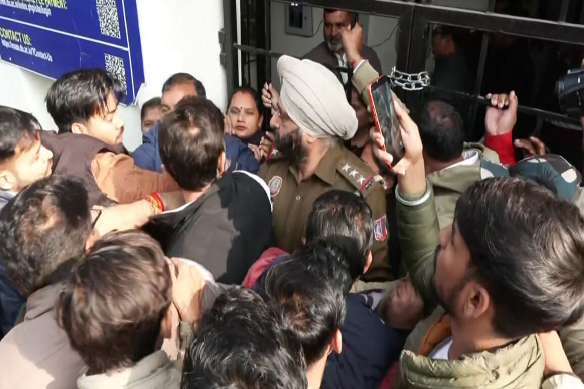 ABVP members try to get into DU Arts Faculty office; jostle with police during protest