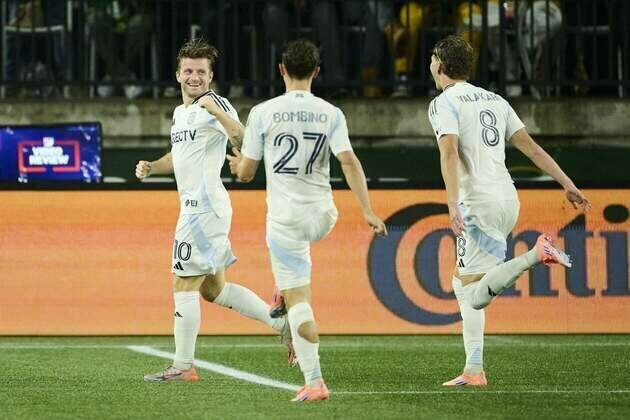 San Diego FC clinches top Western Conference seed with rout of Portland