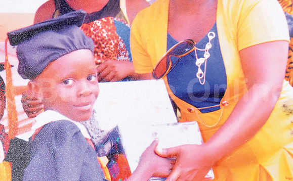 Kyakuwaire ( ku kkono)ng’ali ne maama we ku lunaku lwe yamaliriza nnasale. Kyakuwaire ( ku kkono)ng’ali ne maama we ku lunaku lwe yamaliriza nnasale.