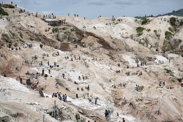 Children among 200 dead in mine collapse