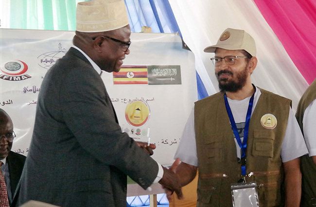  rof agid agimu receiving an ward from the president of the  slamic edical ssociation of ingdom of audi rabia r amiir lmansurii during the event