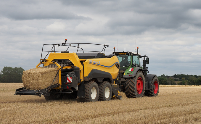 Kinder Contracting makes 30,000 big bales a year with a pair of New Holland BigBaler 1290HDs