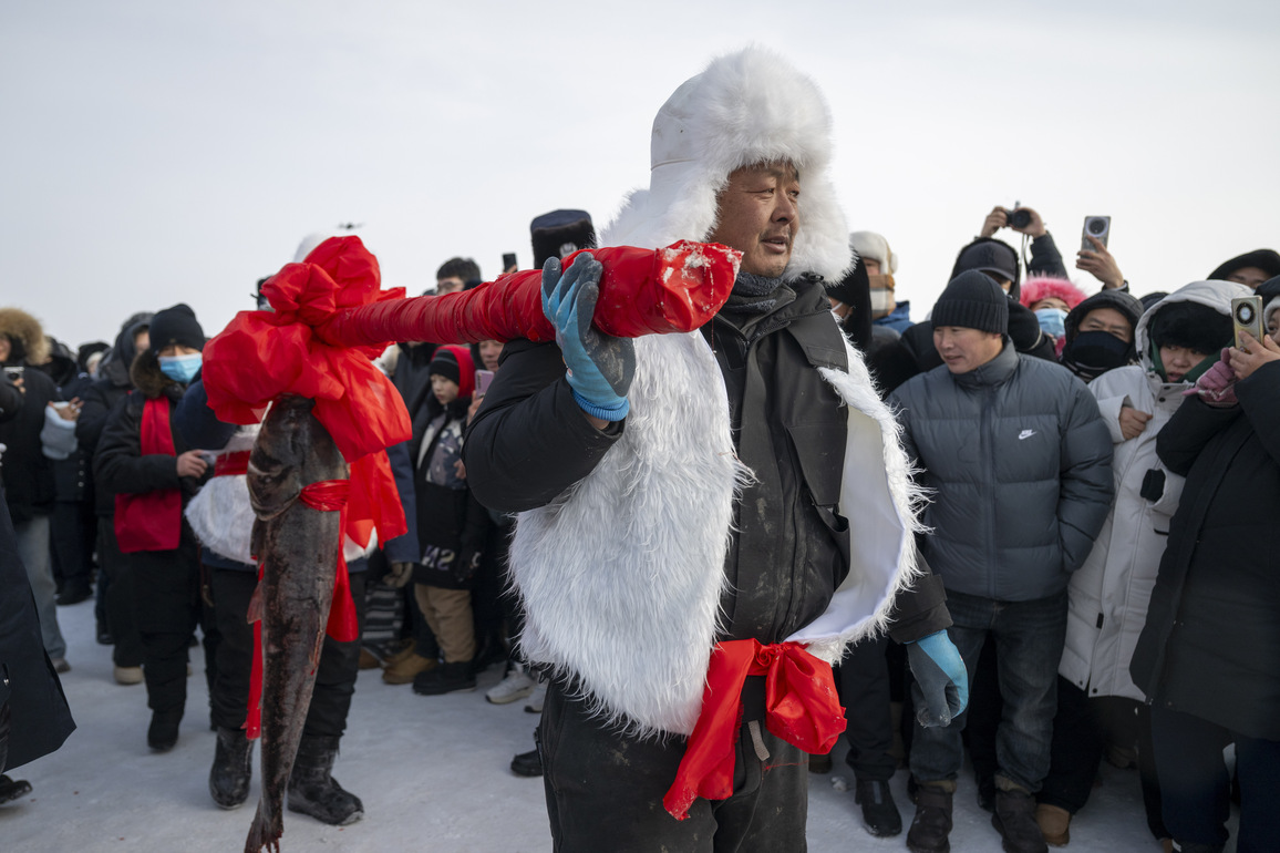 CHINA-HEILONGJIANG-RUSSIA-BOUNDARY LAKE-WINTER FISHING (CN)