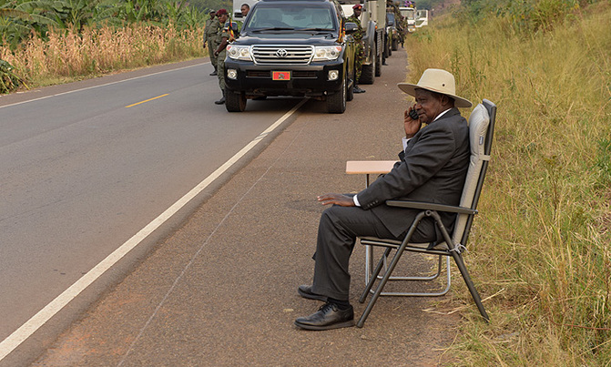 Museveni makes roadside phone call Museveni makes roadside phone call