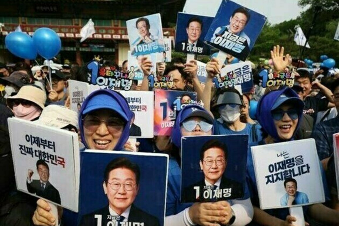 South Koreans Rally for Presidential Hopefuls Days before Vote