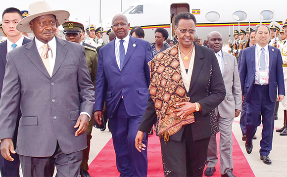 Pulezidenti Museveni, minisita Sam Kuteesa, mukyala we Janet Museveni n’omubaka wa Uganda e China, Crispus Kuyonga e China. Pulezidenti Museveni, minisita Sam Kuteesa, mukyala we Janet Museveni n’omubaka wa Uganda e China, Crispus Kuyonga e China.