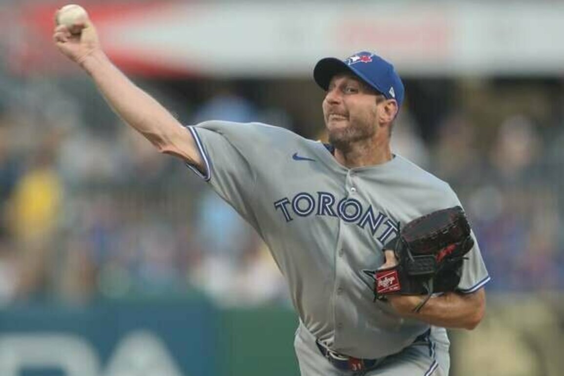 Alejandro Kirk drives in three as Blue Jays defeat Pirates