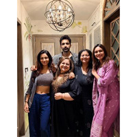 Mrunal Thakur reunites with 'Kumkum Bhagya' co-stars, check pics
