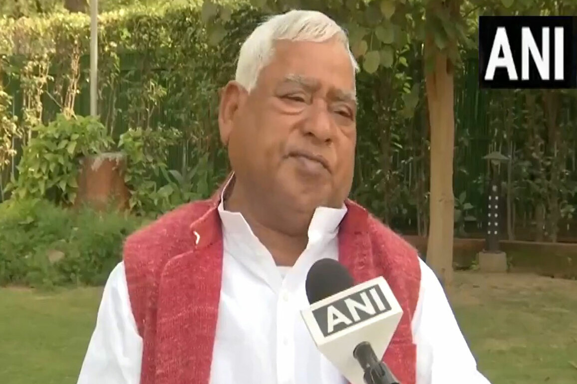 "An insult...": Samajwadi Party's Awadhesh Prasad attacks Bihar CM Nitish Kumar for "talking" during national anthem
