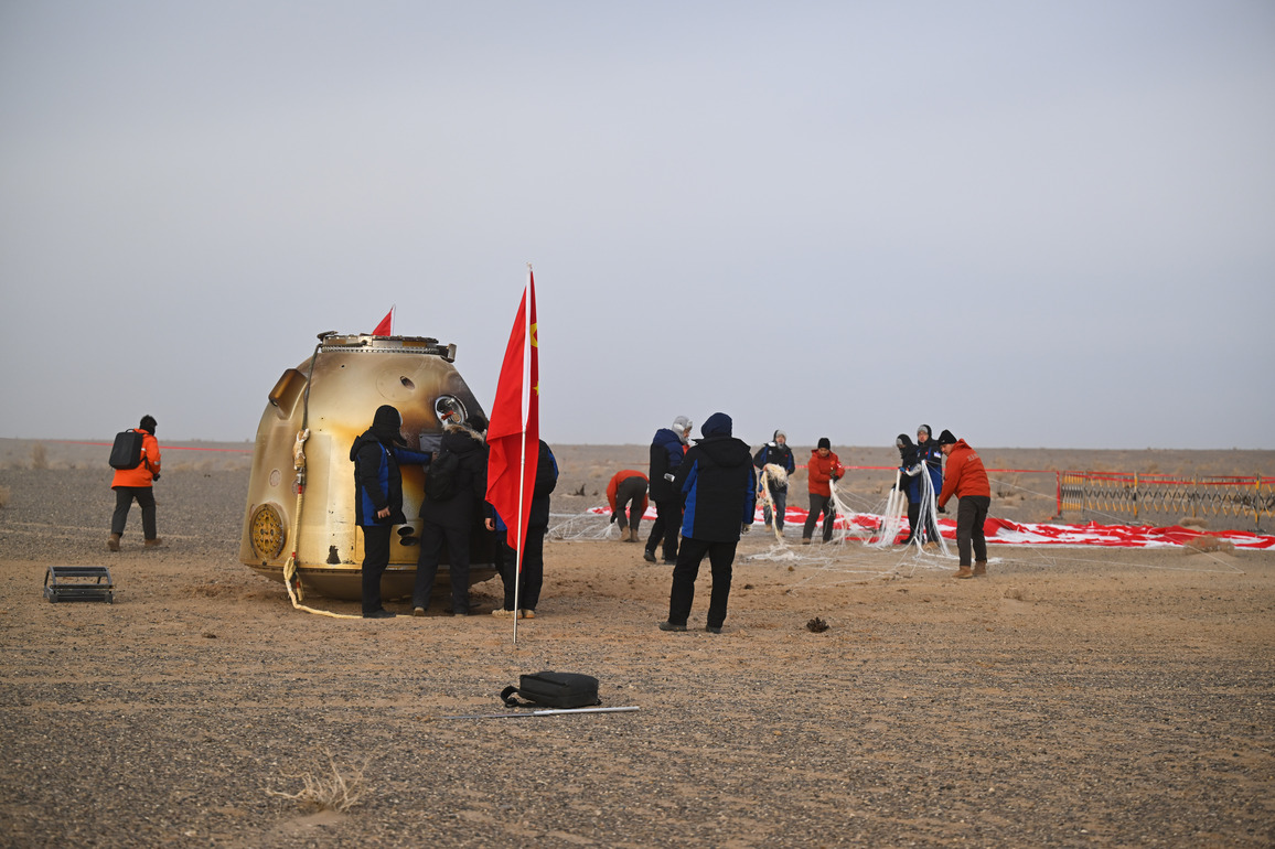 Photo Flash | China's Shenzhou-20 return capsule touches down on Earth
