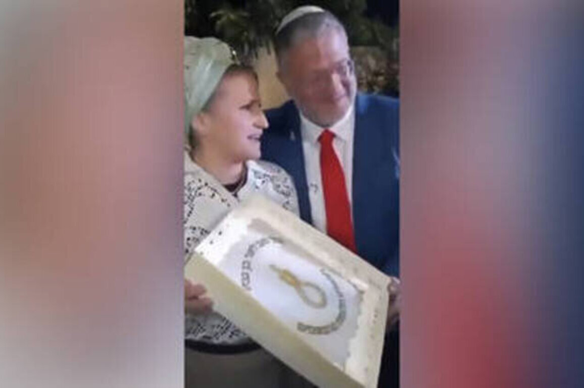 Israeli security minister celebrates birthday with 'noose cakes' (VIDEO/PHOTO)