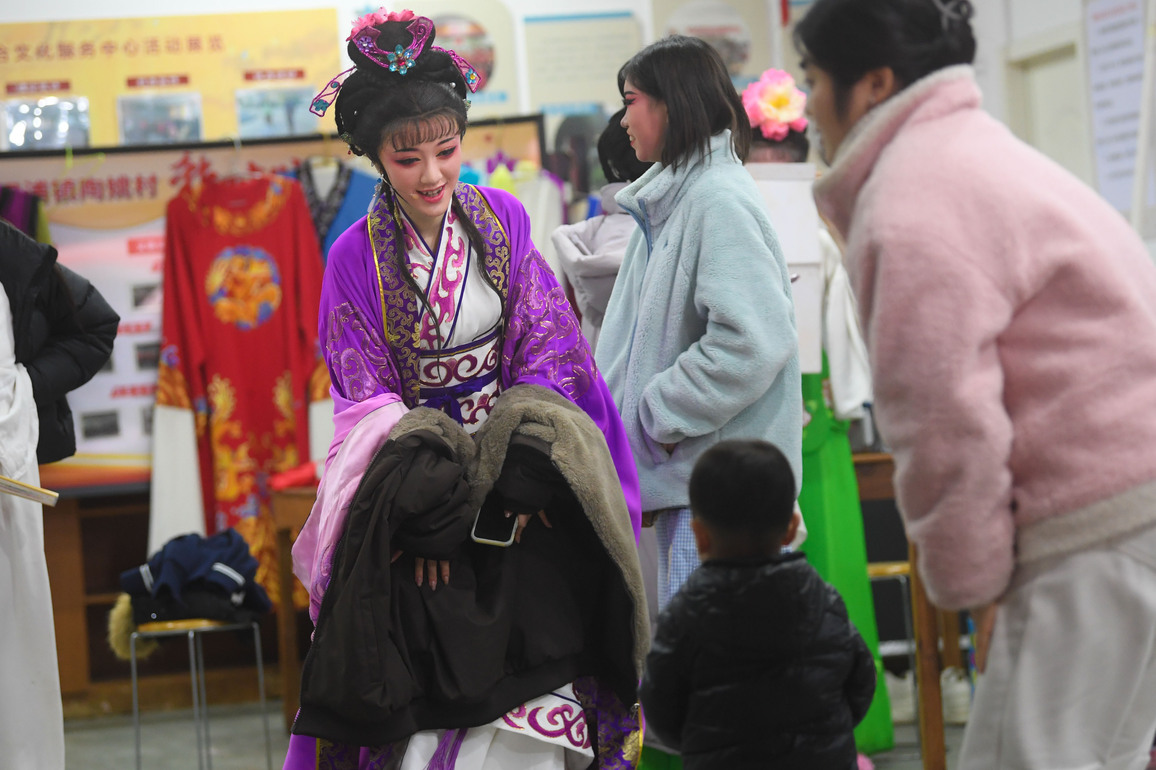 Opera troupes busy performing ahead of Spring Festival in E China's Zhejiang