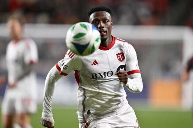 Toronto FC re-sign veteran M Derrick Etienne Jr.